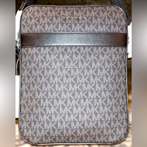 💥Moving to @the_bag_guy💥Micheal Kors - Medium Crossbody Leather Cooper - Picture 4 of 16